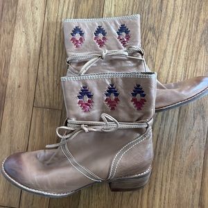 KENSIE Bootie’s Ankle Boot Tan Leather Woven Leather Detail Ties Sz 8